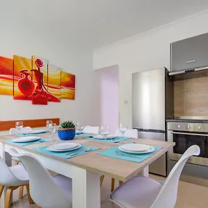 St Julian's Unique 3-bedroom Sleeps 9-10 Appartamento